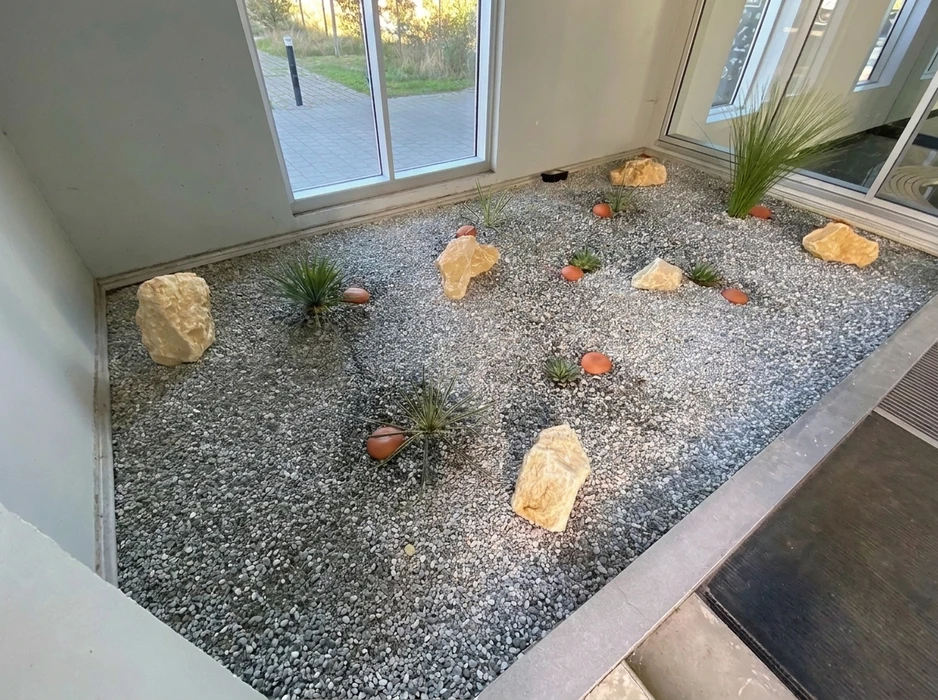 Jardin intérieur minimaliste en style zen, vue en plongée