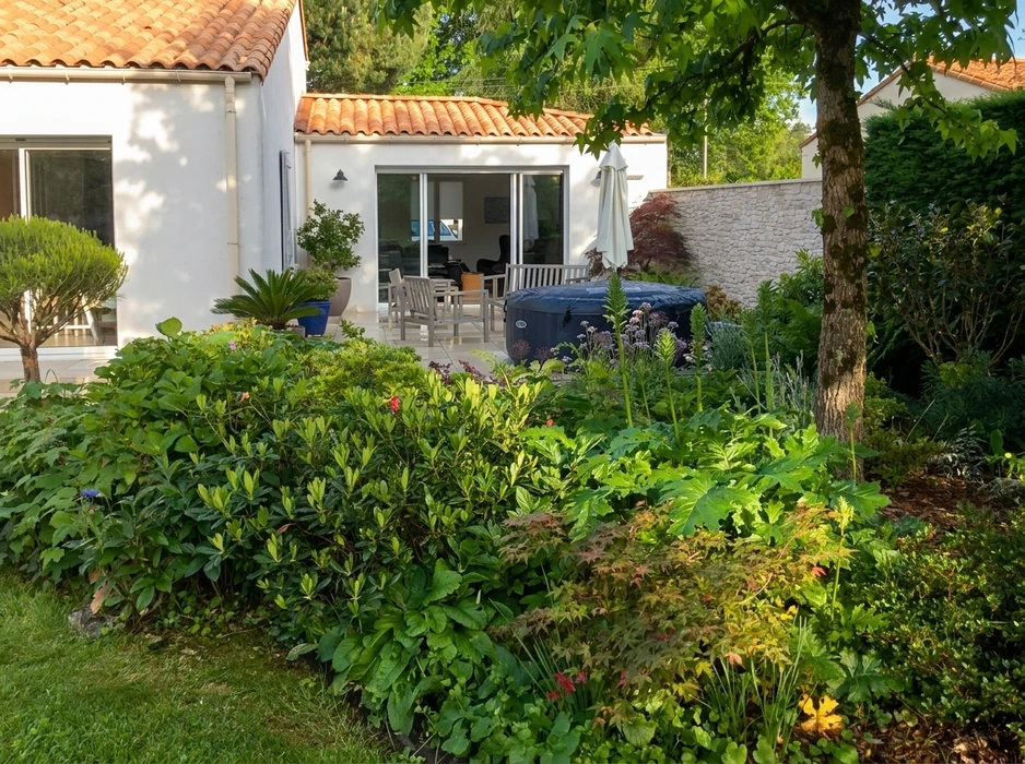 Jardin paysager luxuriant en été devant une villa méditerranéenne