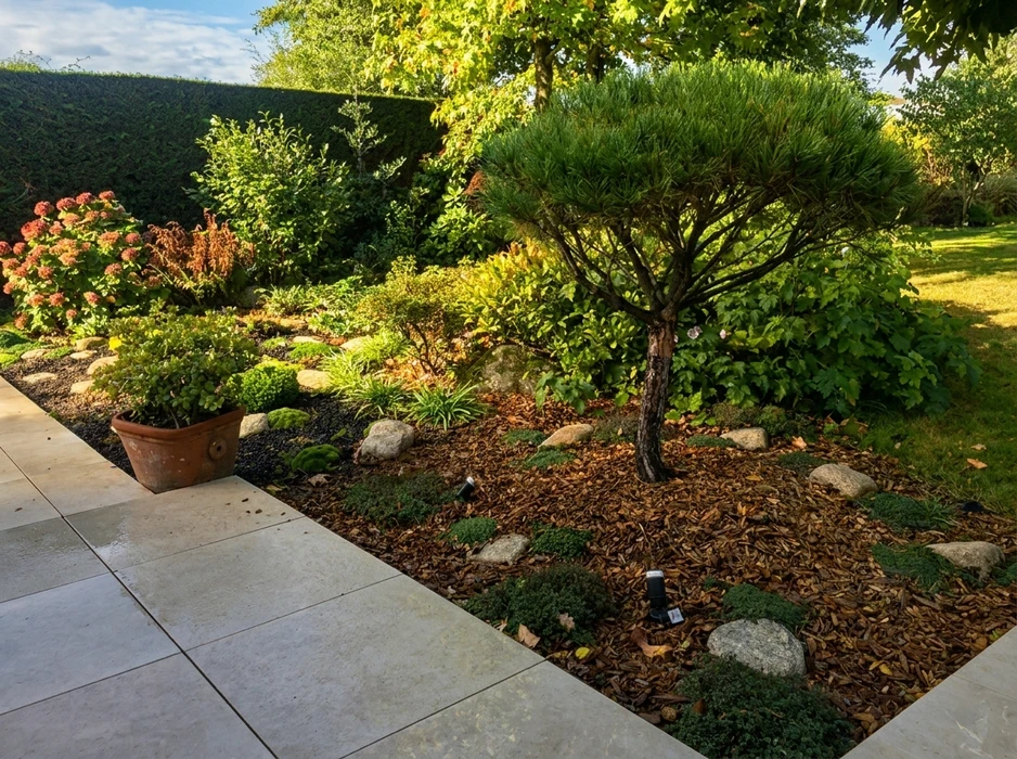 Jardin paysager soigné, vue extérieure en lumière dorée de fin de journée