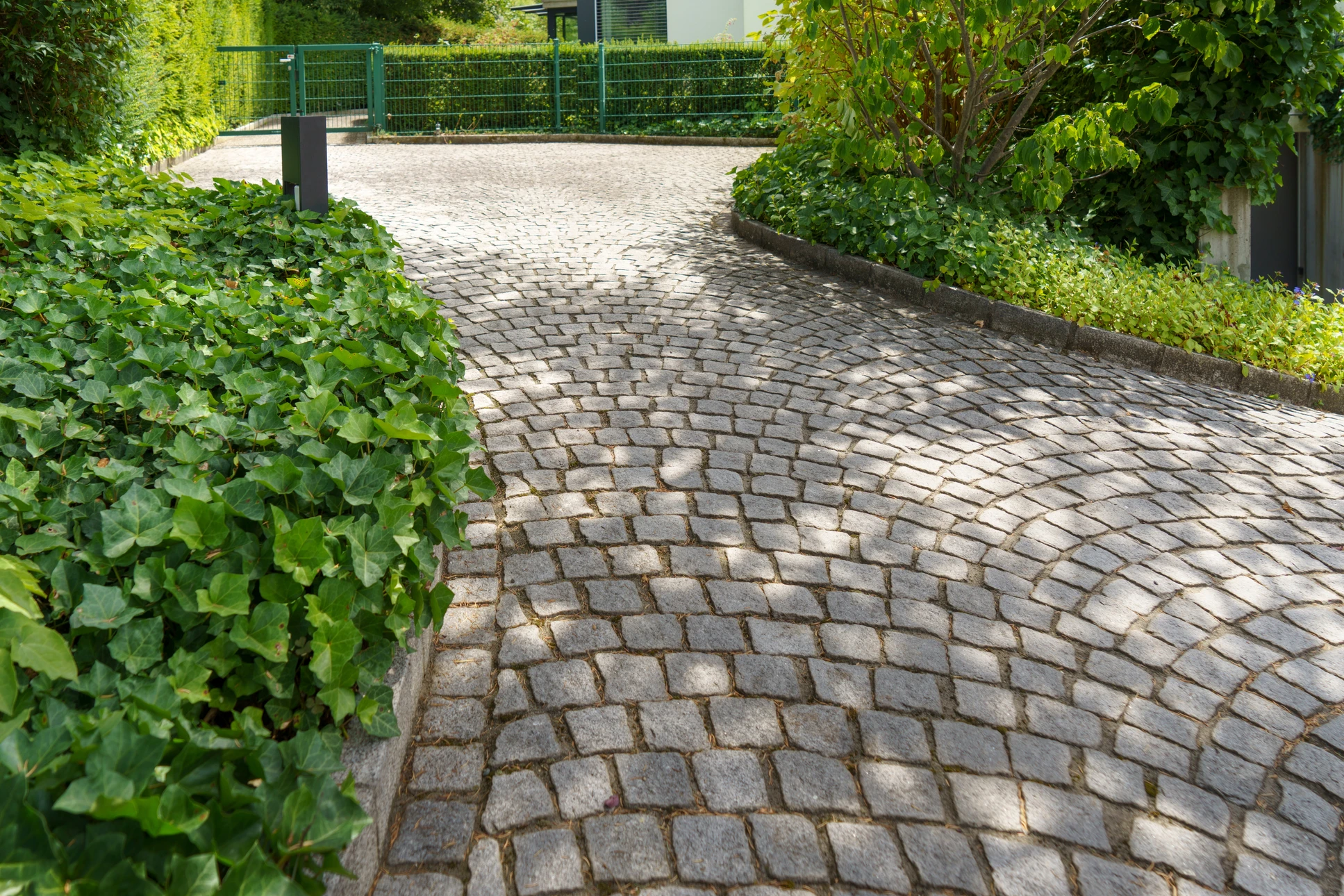 Nettoyage des pavés sales dans le jardin avec un lave-pression
